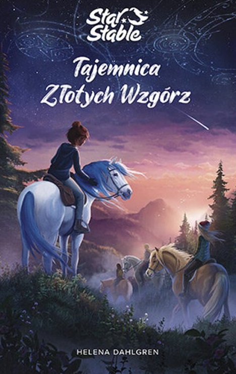 Okładka książki "Tajemnica Złotych Wzgórz. Star Stable. Tom 1" autorstwa Heleny Dahlgren. Przedstawia dziewczynę siedzącą na białym koniu, patrzącą w kierunku malowniczego, górzystego krajobrazu o zachodzie słońca. W tle widoczni są inni jeźdźcy na koniach oraz rozgwieżdżone niebo z symbolami nawiązującymi do magii i tajemnic.